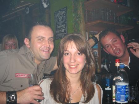 Cl�mence .. Qu'est ce que tu es bien entour�e !